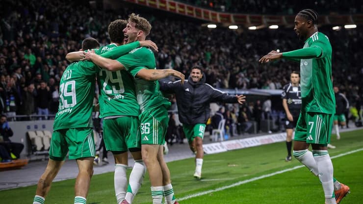 שחקני מכבי חיפה חוגגים