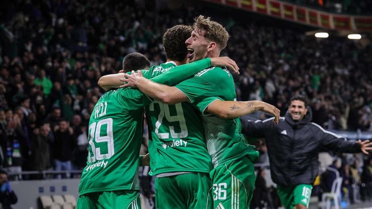 שחקני מכבי חיפה חוגגים