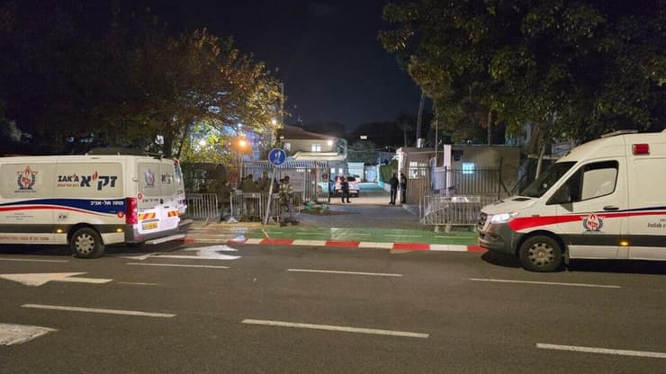אמובלנסים של זק"א מחוץ למכון לרפואה משפטית