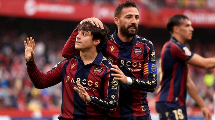 חוסה לואיס מוראלס וקרלוס אלבראס חוגגים