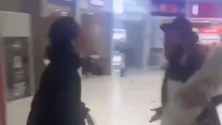 גילוי אנטישמיות כלפי רב שאוחז בספר תורה בשדה התעופה שארל דה גול בפריז