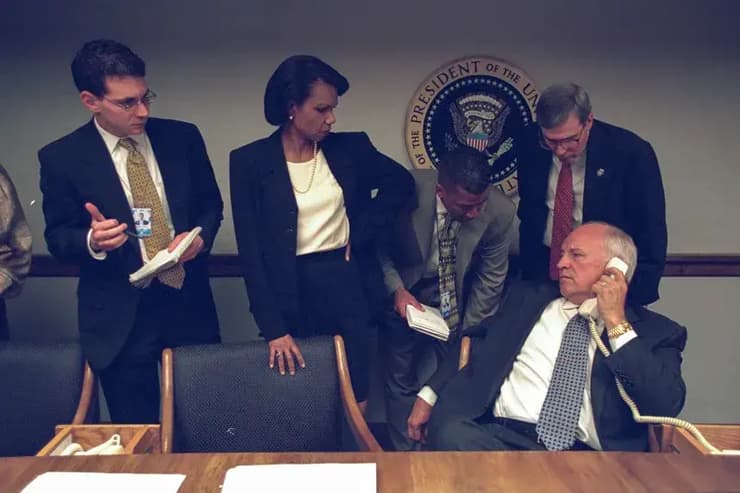 נשיא ארה"ב ג'ורג' בוש הבן בישיבת קבינט ב בונקר תת-קרקעי ב הבית הלבן אחרי מתקפת הטרור ב 11 בספטמבר 2001