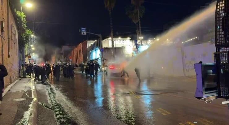 מכת"זית נגד המפגינים