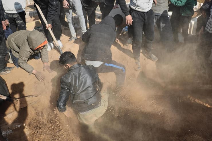 סוריה קוברים הרוגים ב פרברי א רקה מ קרבות בין המשטר ל כוחות הכורדים