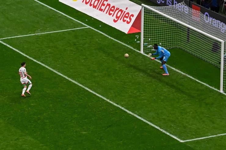 ברהים דיאס מחמיץ את הפנדל (צילום: Paul ELLIS / AFP) ברהים דיאס מחמיץ את הפנדל