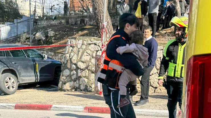 פינוי התינוקות מהזירה בירושלים