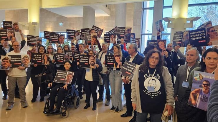 הפגנה של מועצת אוקטובר בזמן דיון בוועדת החוקה על הקמת ועדת חקירה פוליטית