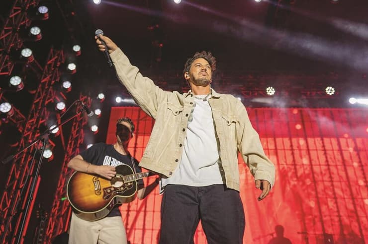 לירן דנינו בהופעה (צילום: יפעת שגב) לירן דנינו בהופעה