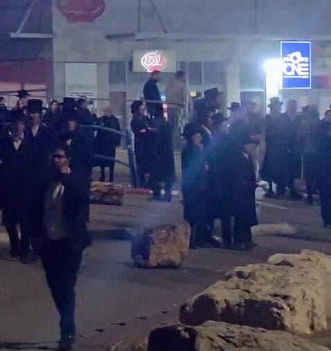 סלעים בכביש בבית שמש במהלך הפגנת החרדים נגד נתיחת גופות התינוקות ליה ואהרון