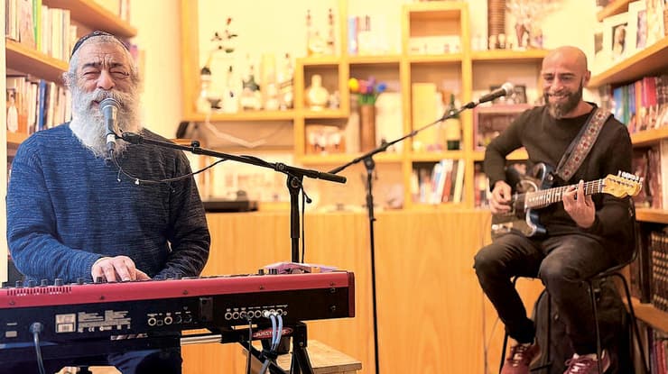 אריאל זילבר בהופעה לפצועי חרבות ברזל