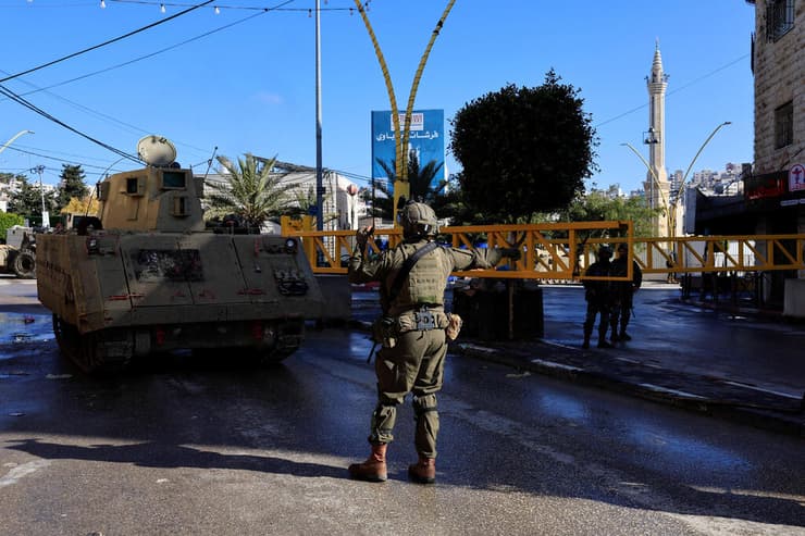 נגמ"ש בחברון, לראשונה מהאינתיפאדה השנייה (צילום: REUTERS/Mussa Qawasma) חברון פשיטה כוחות צה"ל