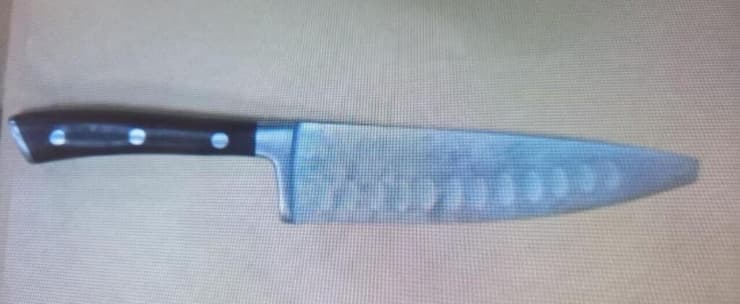הסכין שבו השתמשה לאיים על עובדי משרד הארנונה