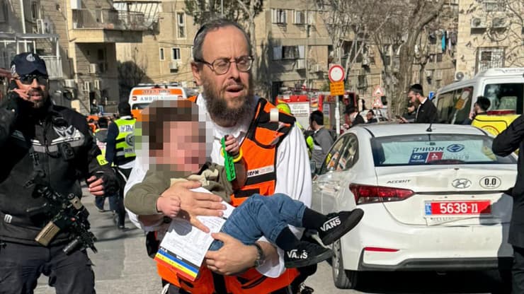 פינוי התינוקות מהזירה בירושלים