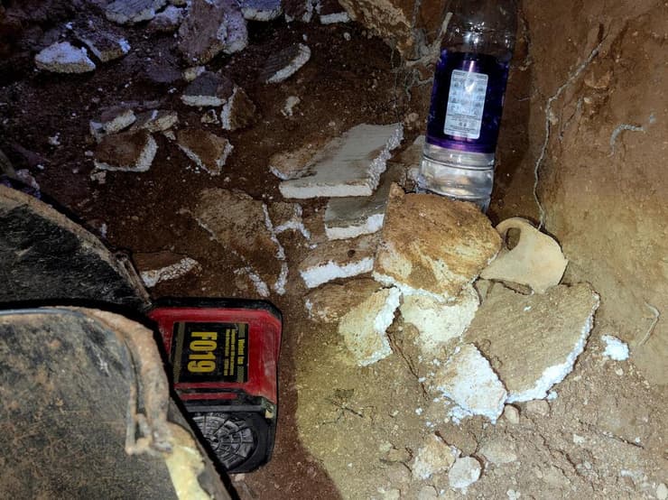 שבר כלי חרס קדום ועזרים ששימוש את השודדים במערה