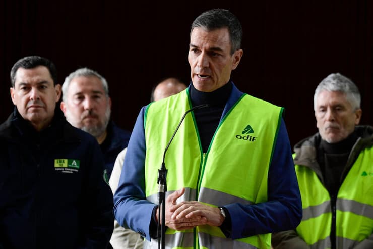 ראש ממשלת ספרד פדרו סנצ'ס זירת אסון רכבת