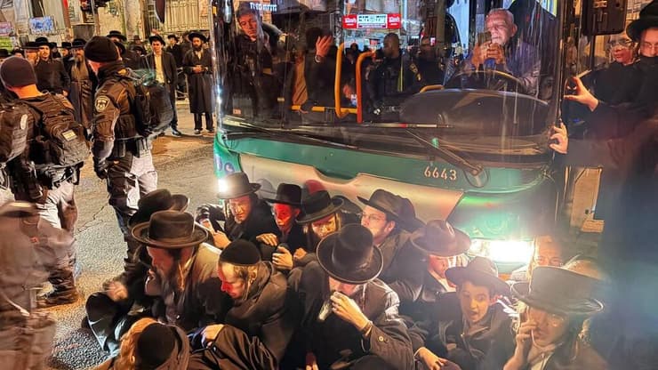 מפגינים נגד ניתוח הגופות