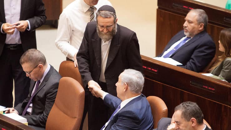 "אומר להם - זה לא בא בחשבון". נתניהו וגפני במליאה, ארכיון (צילום: עומר מסינגר) משה גפני ובנימין נתניהו במליאת הכנסת