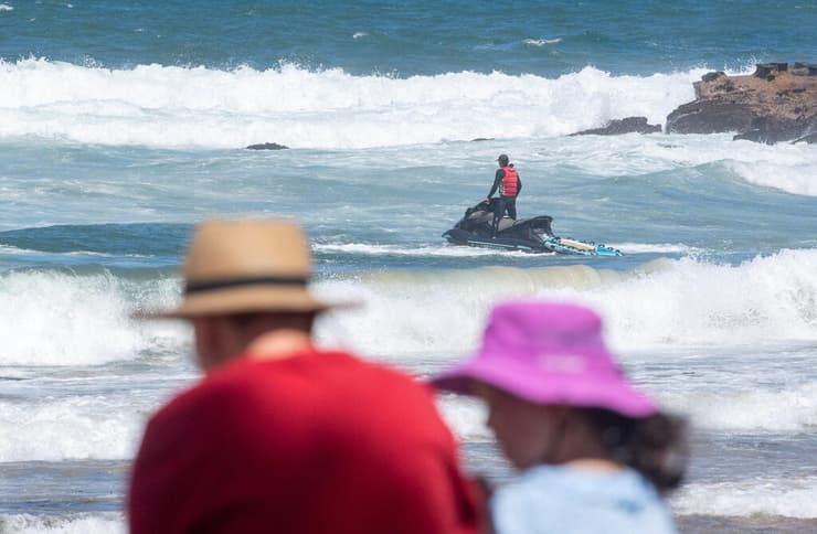 אוסטרליה מציל מחפש כריש אחרי תקיפה ב חוף סידני