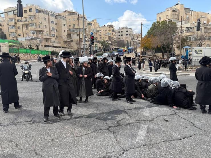 בעקבות דיון בנושא ניתוח גופות התינוקות, הפגנת חרדים בירושלים