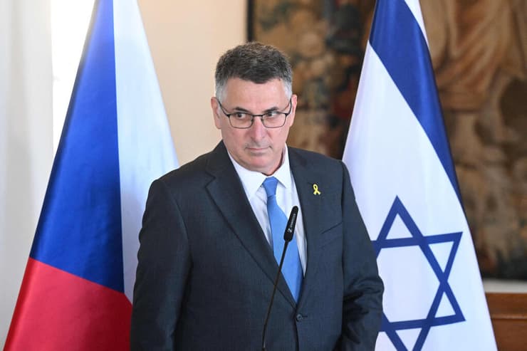 פראג שר החוץ גדעון סער עם שר החוץ של צ'כיה פטר מצ'ינקה