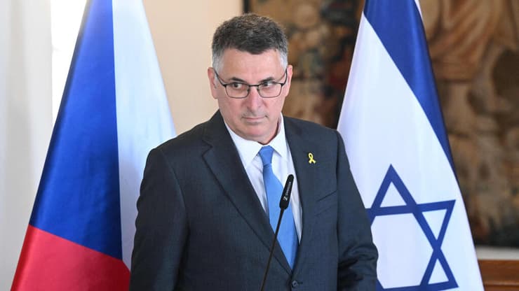 פראג שר החוץ גדעון סער עם שר החוץ של צ'כיה פטר מצ'ינקה