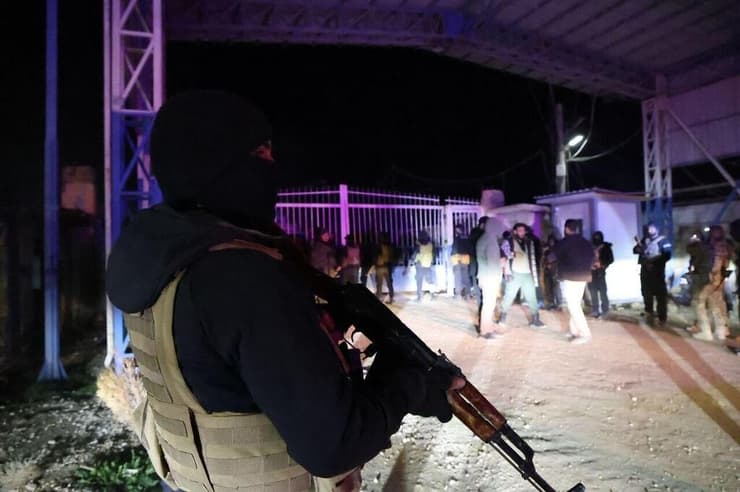 כוחות המשטר של סוריה נכנסו למחנה אל הול