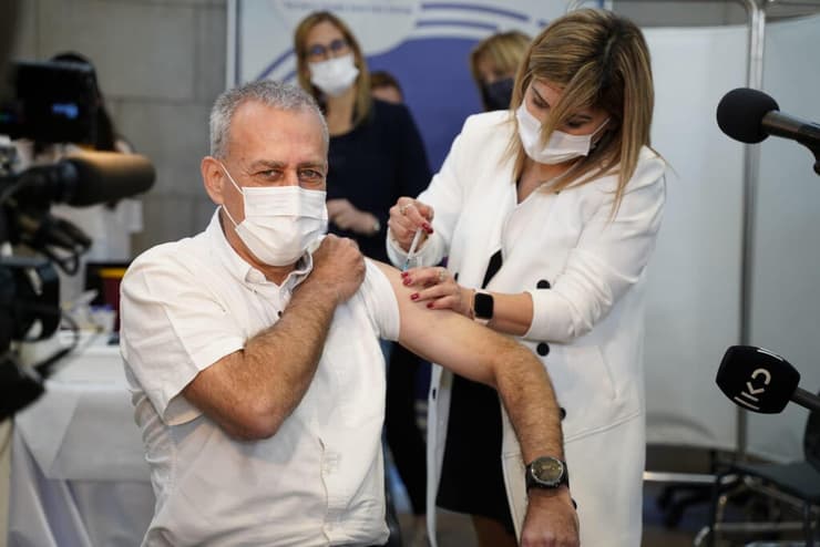 פרופ' נחמן אש מתחסן לקורונה במסגרת מבצע "תן כתף"