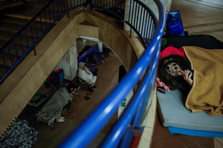 תושבי קייב תופסים מחסה ברכבת התחתית