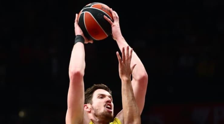 טי ג'יי ליף עולה לסל