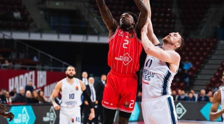 אנטוניו בלייקני עולה לסל