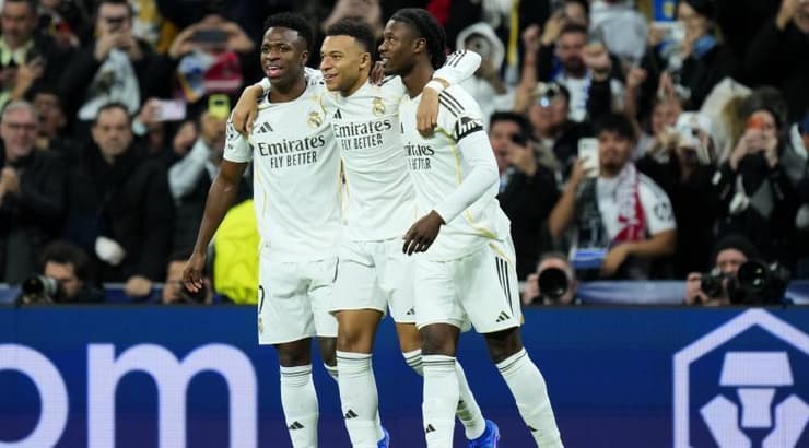 אדוארדו קמבינגה, קיליאן אמבפה ו-ויניסיוס שמחים לאחר השער