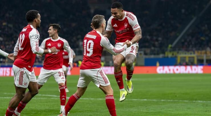 גבריאל ז'זוס חוגג עם שחקני ארסנל