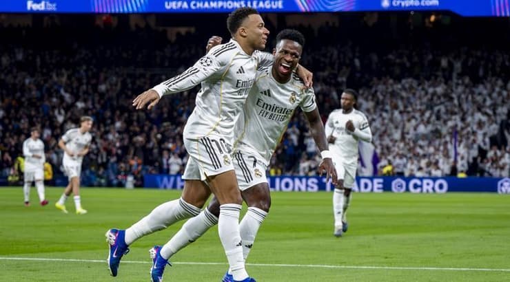 קיליאן אמבפה ו-ויניסיוס רצים מחובקים