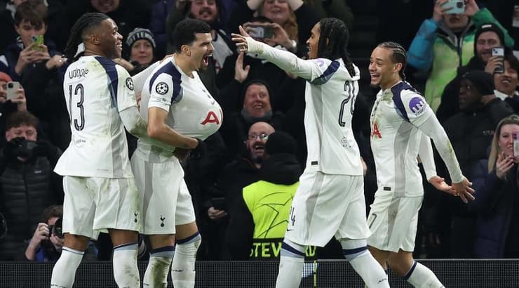 שחקני טוטנהאם חוגגים