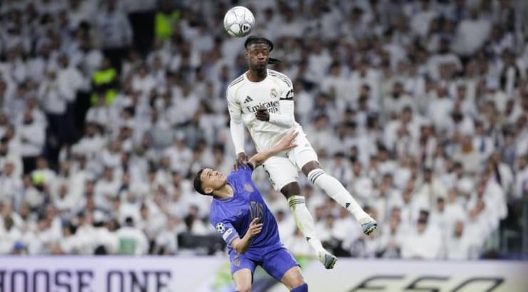 אדוארדו קמבינגה עולה לנגיחה