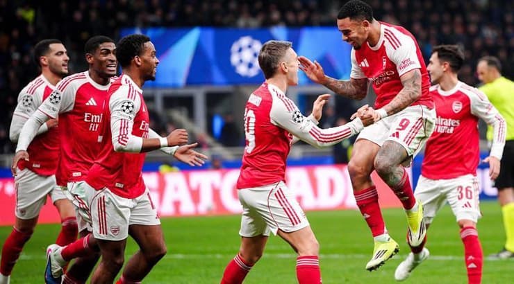 שחקני ארסנל חוגגים עם גבריאל ז'זוס