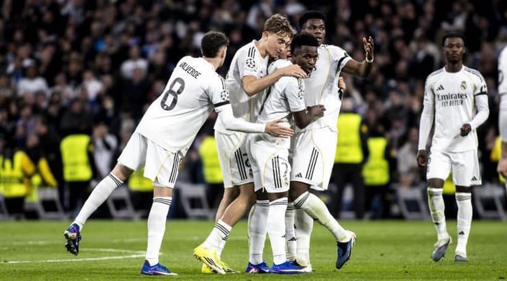 שחקני ריאל מדריד מחבקים את ויניסיוס