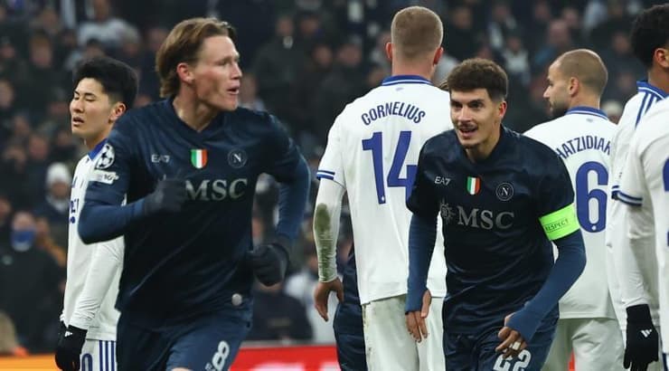 סקוט מקטומיניי חוגג