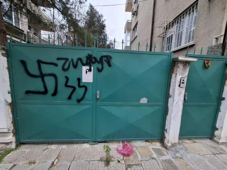 צלבי הקרס על שער בית הכנסת