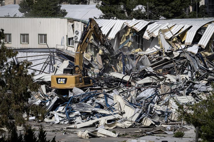 צילום: Faiz Abu Rmeleh/Getty Images הריסת בניין אונר"א במזרח ירושלים