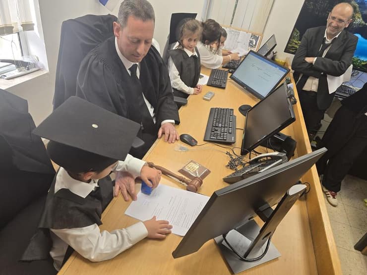 השופט יריב נבון וילדי גן "קשת יונתן" בבית המשפט   