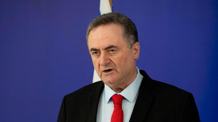 שר הביטחון ישראל כ"ץ (צילום: Aggelos NAKKAS / AFP)) שר הביטחון ישראל כ"ץ עם שר ההגנה של יוון ניקוס דנדיאס באתונה