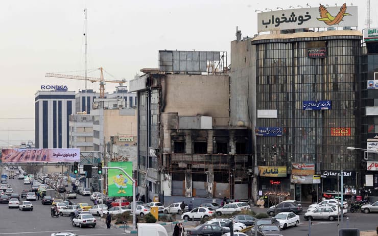 איראן נוסעים ליד בניין ש נשרף ב מחאה ב טהרן