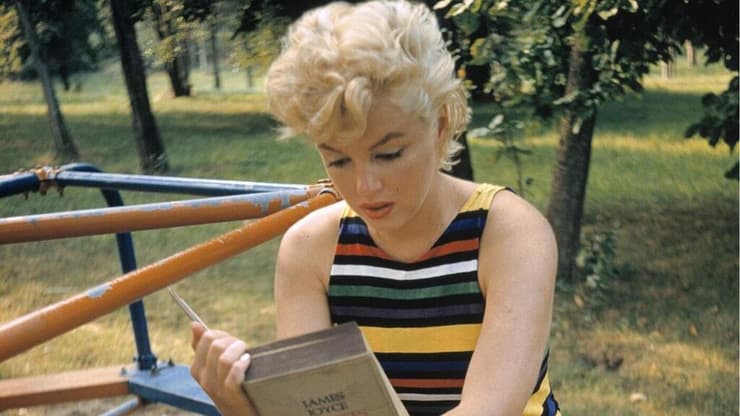 אחת שקראה ג'ויס. מרלין מונרו קוראת ב"יוליסס" אחת שקראה ג'ויס. מרלין מונרו קוראת ב'יוליסס'