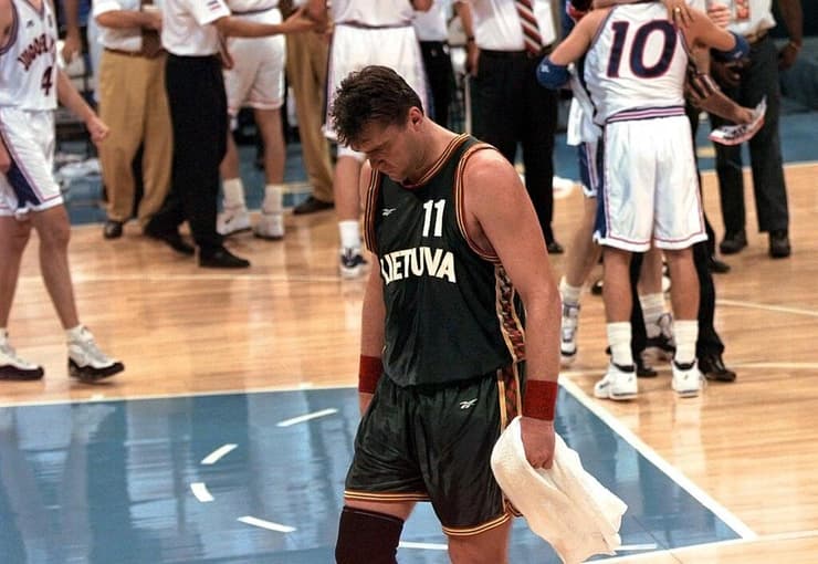 עבירה חמישית שעוררה סערה. סאבוניס (צילום: AP Photo/Susan Ragan) ארווידאס סאבוניס