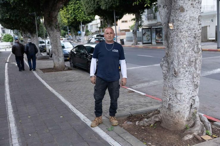 דודו בצלאל ליד עץ פיקוס