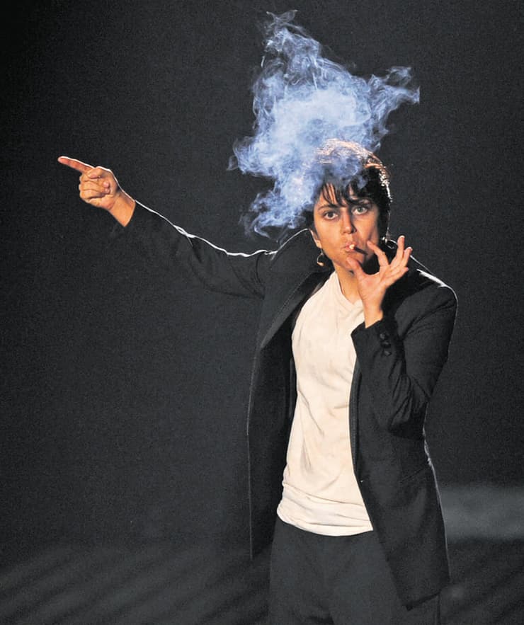 ליידי גאגא מופיעה עם סיגריה