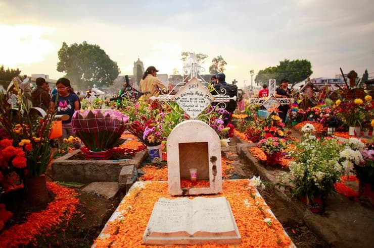 קבר צבעוני בבית הקברות מיקסקיק