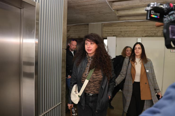 שי לי עטרי מגיעה לדיון (צילום: עוז מועלם) שי לי עטרי מגיעה לדיון