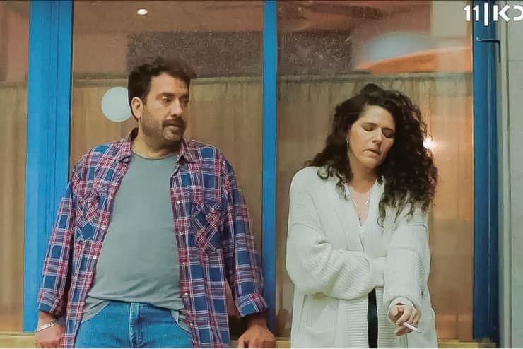 נועה קולר עם סיגריה ב"מקום שמח"